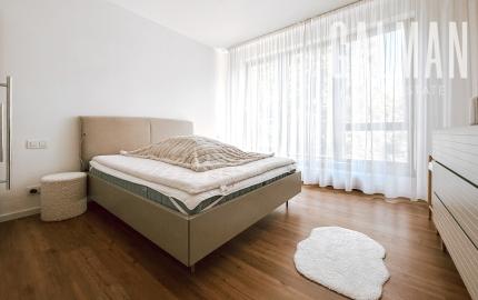 Priestranný moderný 2 izbový byt s terasou a garážou - Horský park