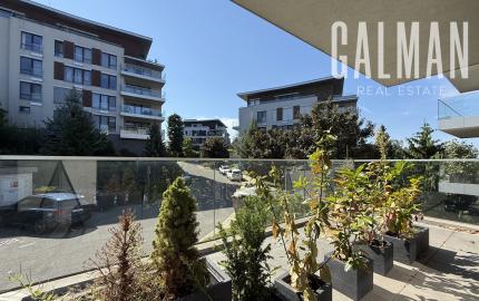 Priestranný moderný 2 izbový byt s terasou a garážou - Horský park