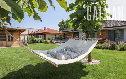 Exkluzívne - 4i zariadený rodinný dom- BUNGALOV, terasa a upravená záhrada, Veľký Biel, 500 m2