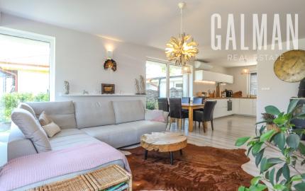 Exkluzívne - 4i zariadený rodinný dom- BUNGALOV, terasa a upravená záhrada, Veľký Biel, 500 m2