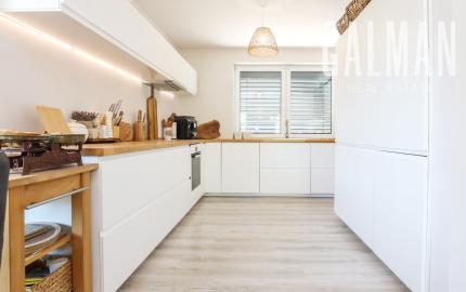 Exkluzívne - 4i zariadený rodinný dom- BUNGALOV, terasa a upravená záhrada, Veľký Biel, 500 m2