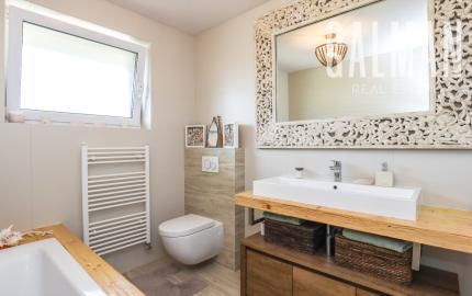 Exkluzívne - 4i zariadený rodinný dom- BUNGALOV, terasa a upravená záhrada, Veľký Biel, 500 m2