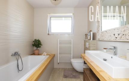 Exkluzívne - 4i zariadený rodinný dom- BUNGALOV, terasa a upravená záhrada, Veľký Biel, 500 m2