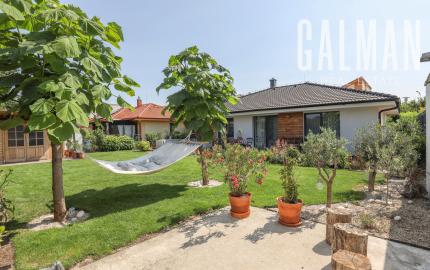 Exkluzívne - 4i zariadený rodinný dom- BUNGALOV, terasa a upravená záhrada, Veľký Biel, 500 m2