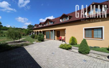 Exkluzívne - veľké 9i rodinné sídlo s rozľahlým pozemkom v obci Santovka, pozemok 2421 m2