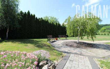 Exkluzívne - veľké 9i rodinné sídlo s rozľahlým pozemkom v obci Santovka, pozemok 2421 m2