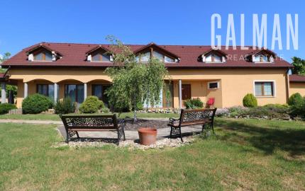 Exkluzívne - veľké 9i rodinné sídlo s rozľahlým pozemkom v obci Santovka, pozemok 2421 m2