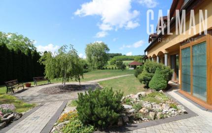 Exkluzívne - veľké 9i rodinné sídlo s rozľahlým pozemkom v obci Santovka, pozemok 2421 m2