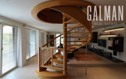 Exkluzívne - veľké 9i rodinné sídlo s rozľahlým pozemkom v obci Santovka, pozemok 2421 m2