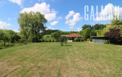 Exkluzívne - veľké 9i rodinné sídlo s rozľahlým pozemkom v obci Santovka, pozemok 2421 m2