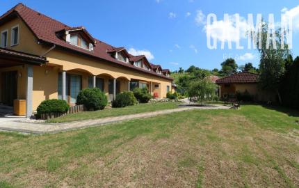 Exkluzívne - veľké 9i rodinné sídlo s rozľahlým pozemkom v obci Santovka, pozemok 2421 m2