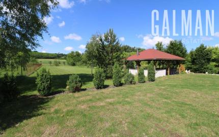 Exkluzívne - veľké 9i rodinné sídlo s rozľahlým pozemkom v obci Santovka, pozemok 2421 m2