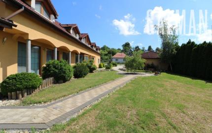 Exkluzívne - veľké 9i rodinné sídlo s rozľahlým pozemkom v obci Santovka, pozemok 2421 m2