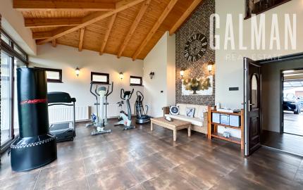 Rodinná vila pri privátnom jazere s vlastným vstupom a plážou