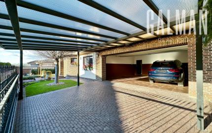 Rodinná vila pri privátnom jazere s vlastným vstupom a plážou