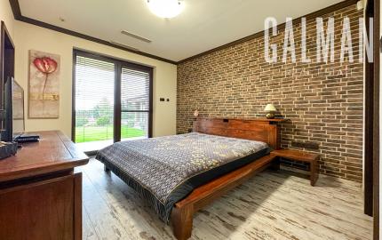 Rodinná vila pri privátnom jazere s vlastným vstupom a plážou