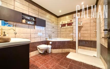 Rodinná vila pri privátnom jazere s vlastným vstupom a plážou