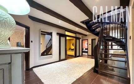 Rodinná vila pri privátnom jazere s vlastným vstupom a plážou