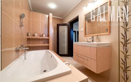 Rodinná vila pri privátnom jazere s vlastným vstupom a plážou