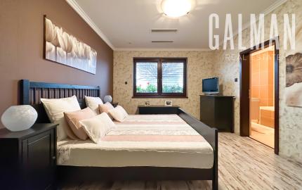 Rodinná vila pri privátnom jazere s vlastným vstupom a plážou