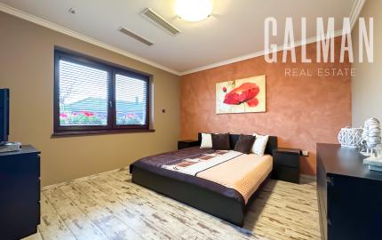 Rodinná vila pri privátnom jazere s vlastným vstupom a plážou