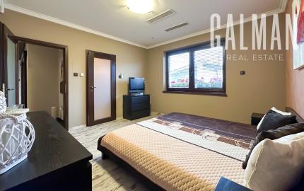 Rodinná vila pri privátnom jazere s vlastným vstupom a plážou