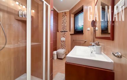 Rodinná vila pri privátnom jazere s vlastným vstupom a plážou