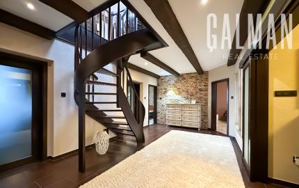 Rodinná vila pri privátnom jazere s vlastným vstupom a plážou