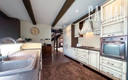 Rodinná vila pri privátnom jazere s vlastným vstupom a plážou