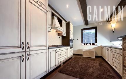 Rodinná vila pri privátnom jazere s vlastným vstupom a plážou