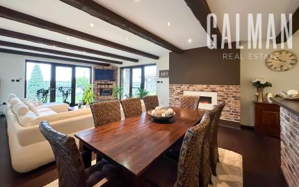 Rodinná vila pri privátnom jazere s vlastným vstupom a plážou