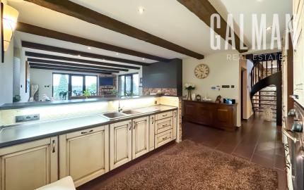 Rodinná vila pri privátnom jazere s vlastným vstupom a plážou