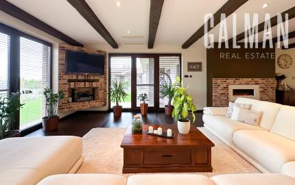 Rodinná vila pri privátnom jazere s vlastným vstupom a plážou