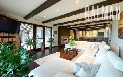 Rodinná vila pri privátnom jazere s vlastným vstupom a plážou