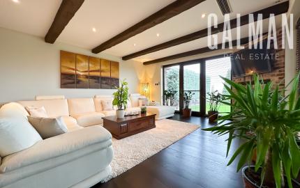 Rodinná vila pri privátnom jazere s vlastným vstupom a plážou