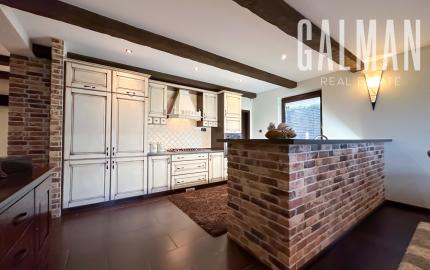 Rodinná vila pri privátnom jazere s vlastným vstupom a plážou