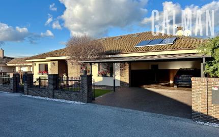 Rodinná vila pri privátnom jazere s vlastným vstupom a plážou