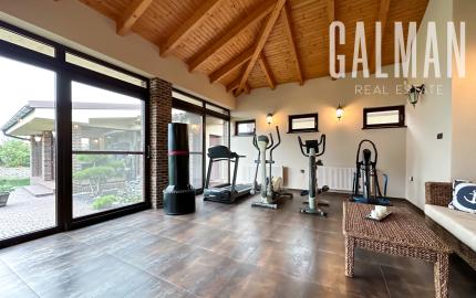 Rodinná vila pri privátnom jazere s vlastným vstupom a plážou