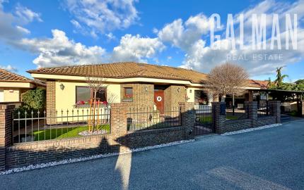 Rodinná vila pri privátnom jazere s vlastným vstupom a plážou