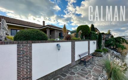 Rodinná vila pri privátnom jazere s vlastným vstupom a plážou