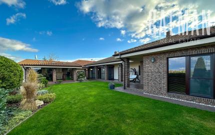 Rodinná vila pri privátnom jazere s vlastným vstupom a plážou