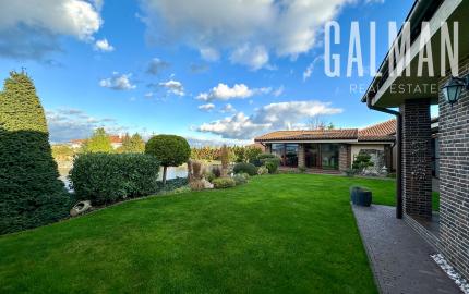 Rodinná vila pri privátnom jazere s vlastným vstupom a plážou