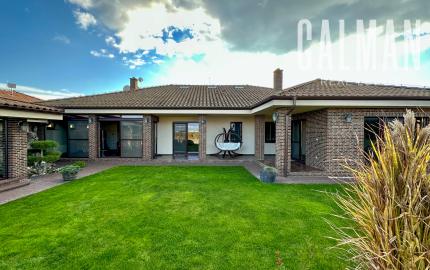 Rodinná vila pri privátnom jazere s vlastným vstupom a plážou