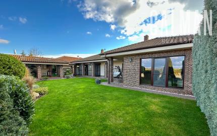 Rodinná vila pri privátnom jazere s vlastným vstupom a plážou