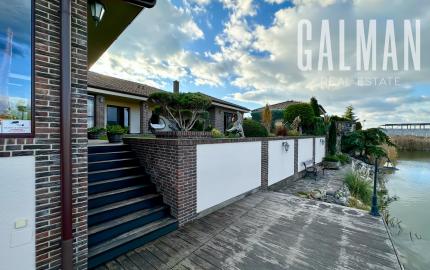 Rodinná vila pri privátnom jazere s vlastným vstupom a plážou