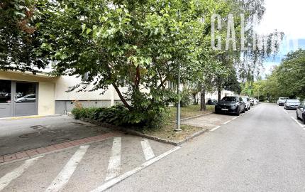Priestranný a kompletne zariadený  2 izbový byt s balkónom na Štrkovci , Trebišovská ul., BA II., 60,78 m2
