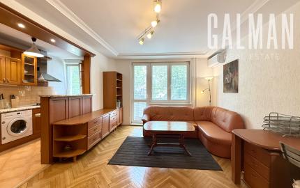 Priestranný a kompletne zariadený  2 izbový byt s balkónom na Štrkovci , Trebišovská ul., BA II., 60,78 m2