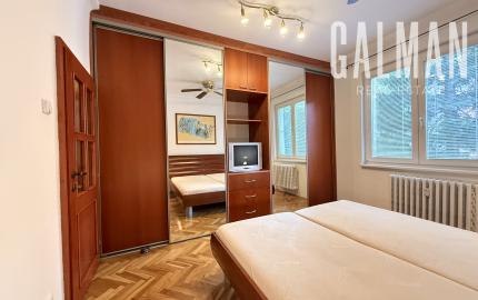 Priestranný a kompletne zariadený  2 izbový byt s balkónom na Štrkovci , Trebišovská ul., BA II., 60,78 m2