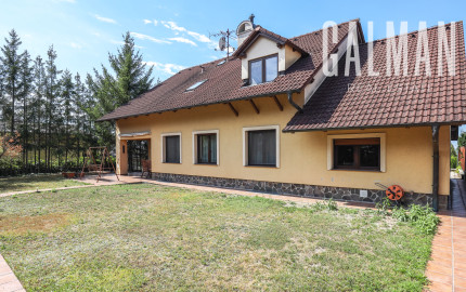 Priestranný 5i rodinný dom na konci slepej ulice + dielňa + vinná pivnica + fitness miestnosť + terasa, pozemok 745 m2