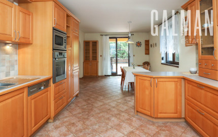 Priestranný 5i rodinný dom na konci slepej ulice + dielňa + vinná pivnica + fitness miestnosť + terasa, pozemok 745 m2